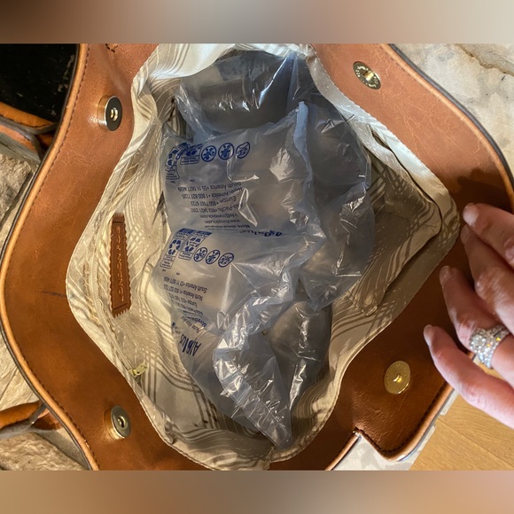 London Fog purse. Vegan Leather - Picture 6 of 9